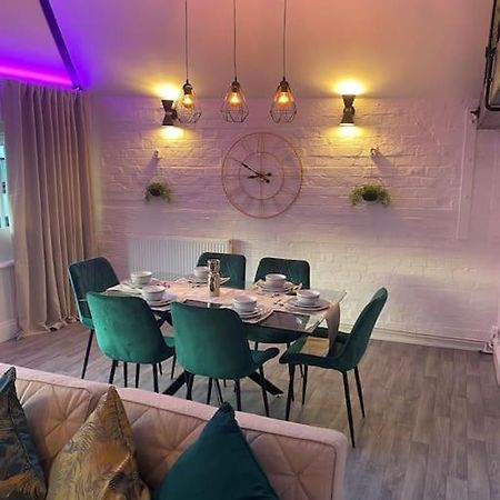 Lovely 2 Bedroom Penthouse Apartment In Chester - Free Parking!! เชสเตอร์ ภายนอก รูปภาพ