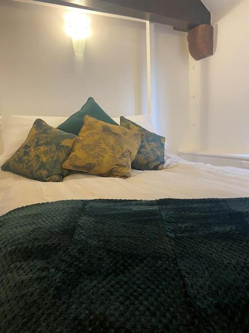 Lovely 2 Bedroom Penthouse Apartment In Chester - Free Parking!! เชสเตอร์ ภายนอก รูปภาพ