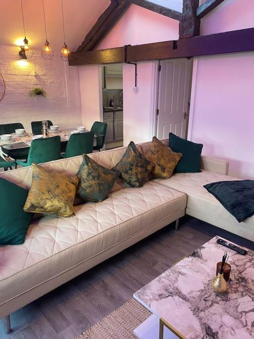 Lovely 2 Bedroom Penthouse Apartment In Chester - Free Parking!! เชสเตอร์ ภายนอก รูปภาพ