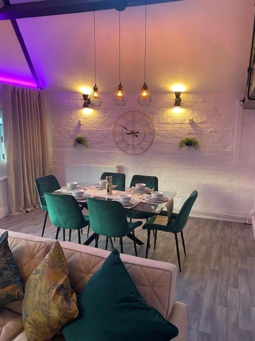 Lovely 2 Bedroom Penthouse Apartment In Chester - Free Parking!! เชสเตอร์ ภายนอก รูปภาพ