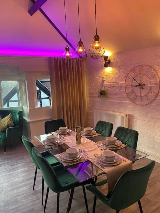 Lovely 2 Bedroom Penthouse Apartment In Chester - Free Parking!! เชสเตอร์ ภายนอก รูปภาพ