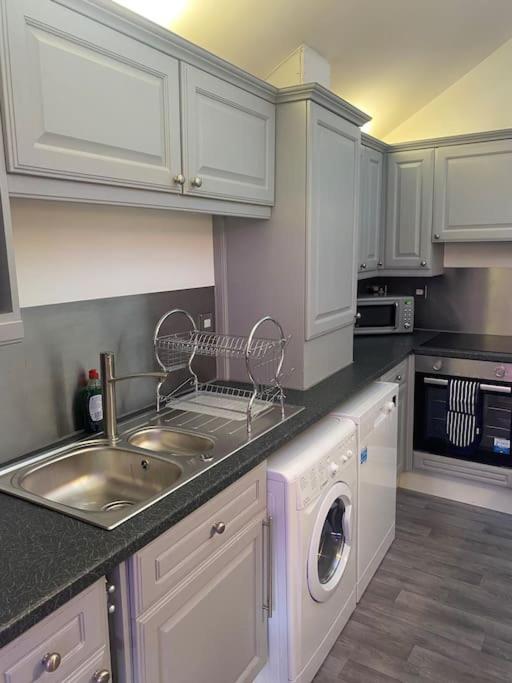 Lovely 2 Bedroom Penthouse Apartment In Chester - Free Parking!! เชสเตอร์ ภายนอก รูปภาพ